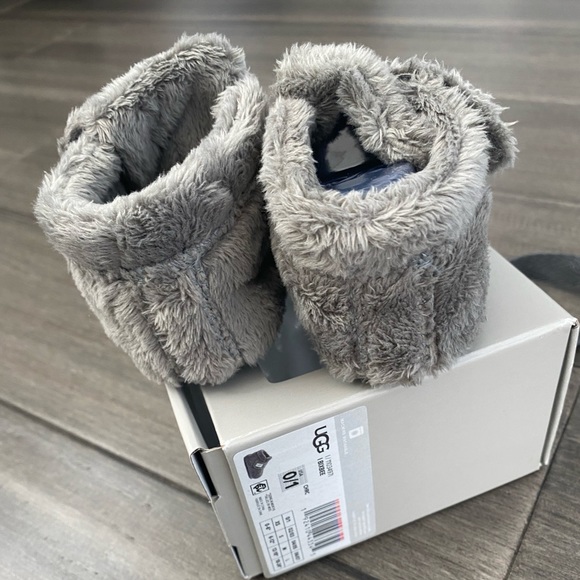 Ugh boots size 0 to 6 months brand new. Original packaging new. - Picture 9 of 9